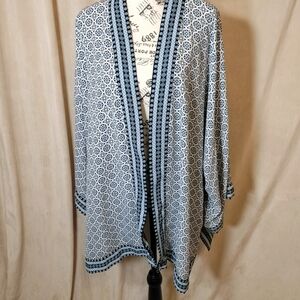 Beautiful Max Studio Kimono Top w/Intricate Geometric Floral Pattern. Size 2X